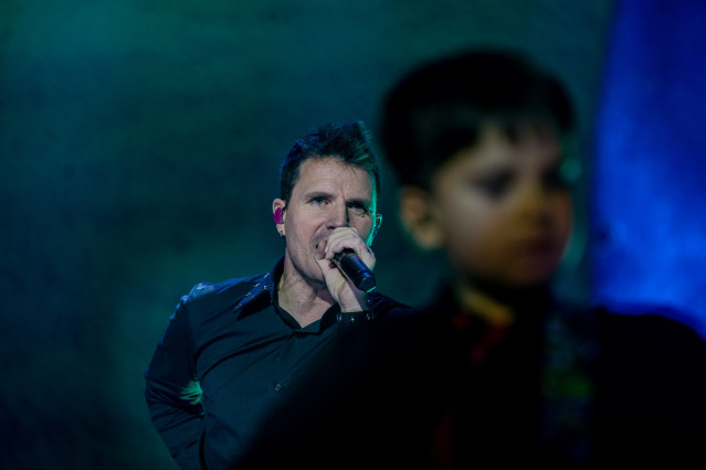 El cantante Dani Martín (i) canta junto a un fan, durante su concierto en el Movistar Arena, a 14 de noviembre de 2025, en Madrid