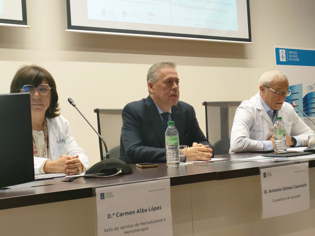 El conselleiro de Sanidade, Antonio Gómez Caamaño (centro), interviene en el acto por los 30 años de la terapia celular en Vigo.