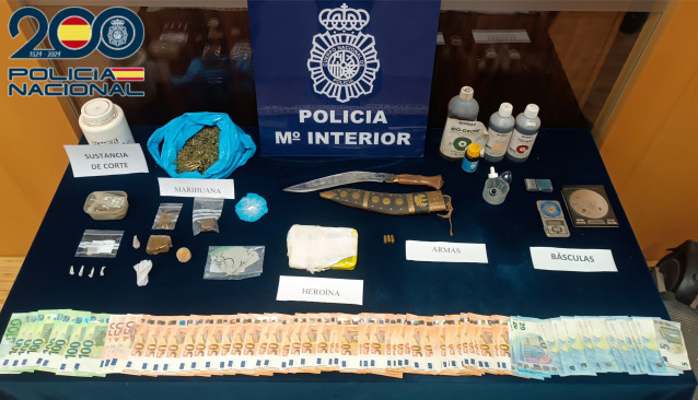 Droga y efectos intervenidos en un operativo policial con tres detenidos y dos registros practicados, en Vigo y Gondomar (Pontevedra).