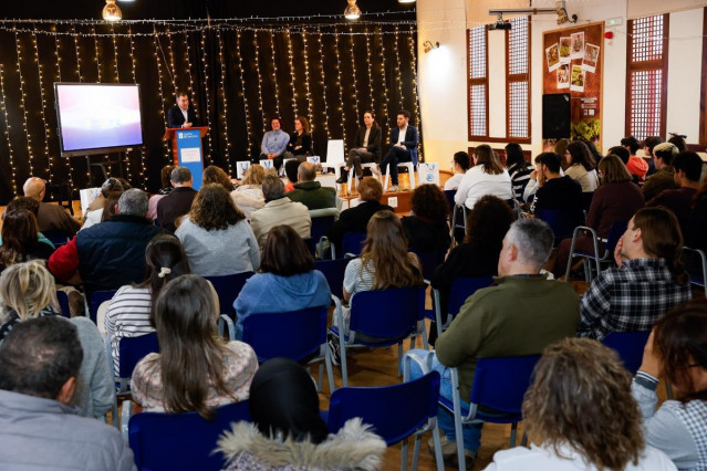 Alumnos del Centro de Educación Especial López Navalón, en Santiago, elaboran las estatuillas de los Premios Rebulir 25