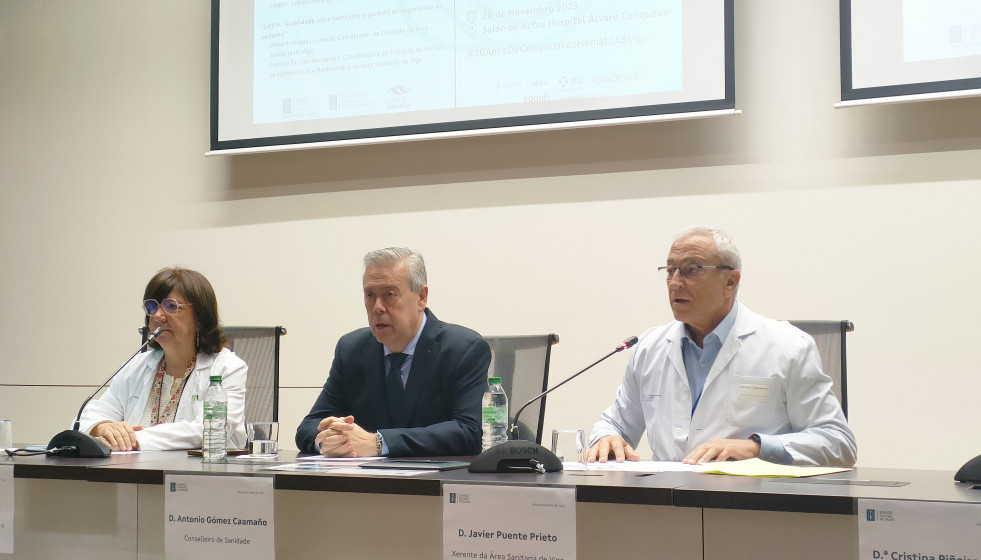 El conselleiro de Sanidade, Antonio Caamaño (centro), en las jornadas conmemorativas de los 30 años de terapias celulares en Vigo.
