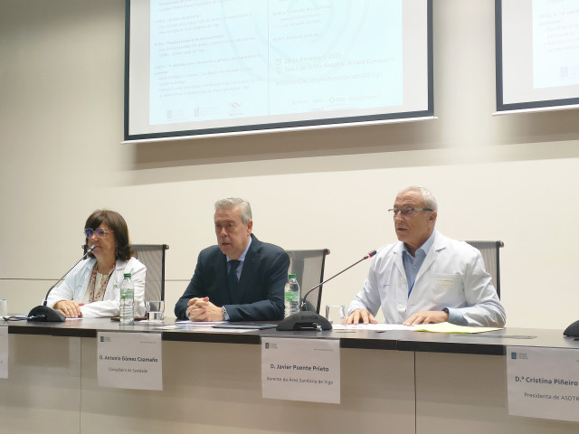 El conselleiro de Sanidade, Antonio Caamaño (centro), en las jornadas conmemorativas de los 30 años de terapias celulares en Vigo.