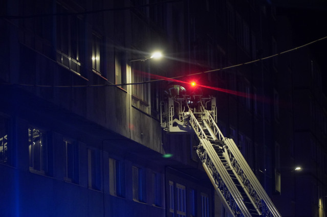 Varios servicios de emergencia trabajan en la calle San Isidoro en A Coruña donde se produjo un incendio con una víctima mortal