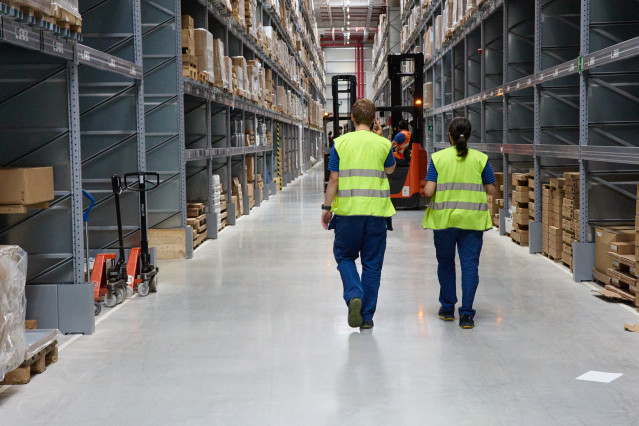 Archivo - Trabajadores de Ikea el día de la inauguración de un centro logístico de Ikea, en San Sebastián de los Reyes, a 26 de junio de 2023, en Madrid (España). Este nuevo centro logístico, que da cobertura a las tiendas de Goya (Madrid), Las Rozas y To