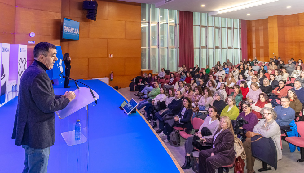 Román Rodríguez interviene en el acto.