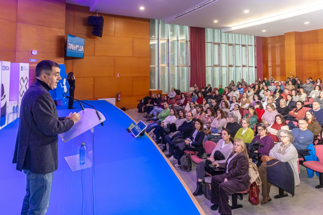 Román Rodríguez interviene en el acto.