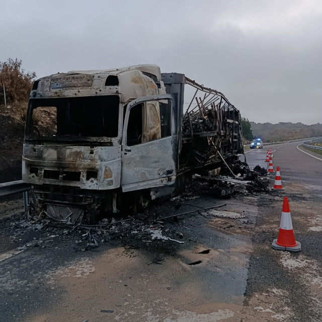 Un incendio en un camión obligo a cortar un tramo de la A-52 durante la madrugada del sábado.