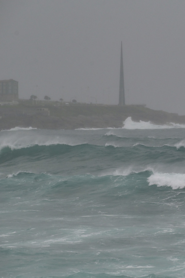 Archivo - Vista del oleaje de la playa de Riazor.