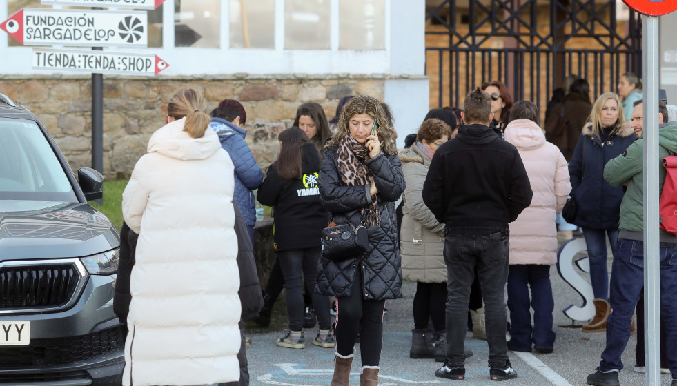 Trabajadores de  Sargadelos tras conocerse que la empresa ha presentado un ERTE de 15 días que afecta a 86 trabajadores, a 28 de noviembre de 2025, en Cervo, Lugo, Galicia (España). El dueño de Sar