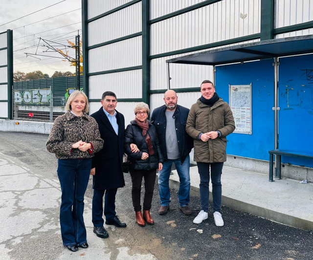 El delegado del Gobierno en Galicia, Pedro Blanco, y socialistas de Santiago