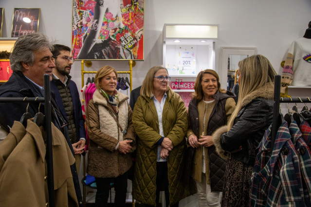 Los diputados del PP Pedro Puy, Irene Garrido, y Juan Bayón, visitan una tienda en Vilagarcía, para trasladar su apoyo al colectivo de trabajadores autónomos.