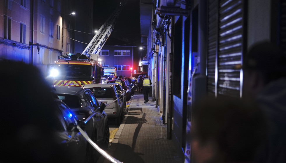 Varios servicios de emergencia trabajan en la calle San Isidoro en un incendio