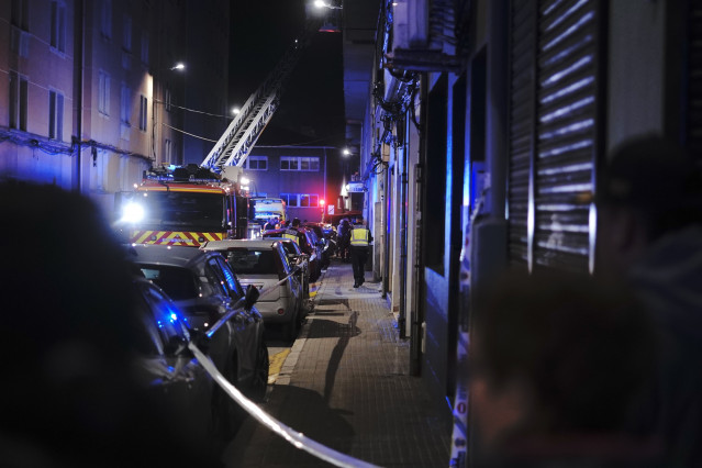 Varios servicios de emergencia trabajan en la calle San Isidoro en un incendio