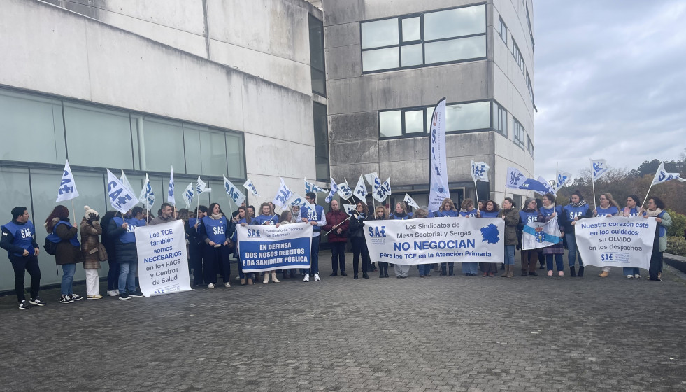 Miembros del Sindicato de Técnicos de Enfermería a las puertas de la Consellería de Sanidade