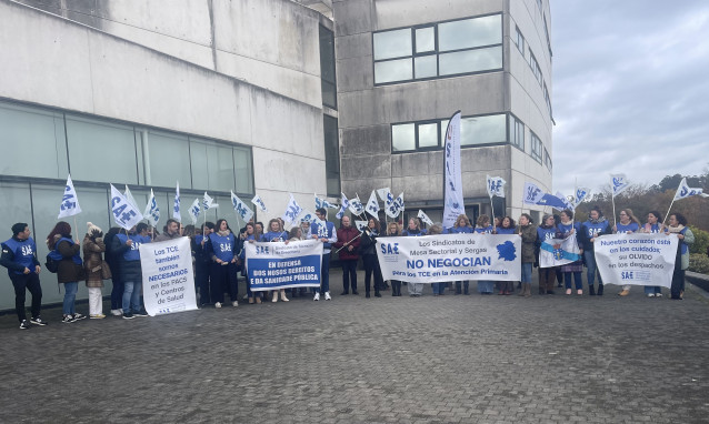 Miembros del Sindicato de Técnicos de Enfermería a las puertas de la Consellería de Sanidade
