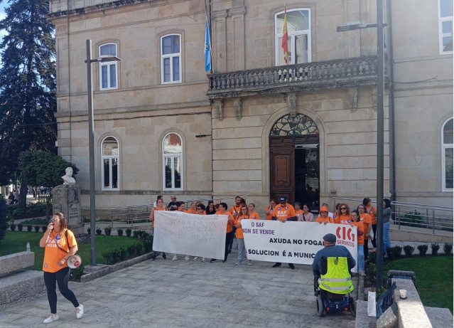 Movilización de trabajadoras del SAF ante el Ayuntamiento de Ponteareas (Pontevedra), en octubre pasado.