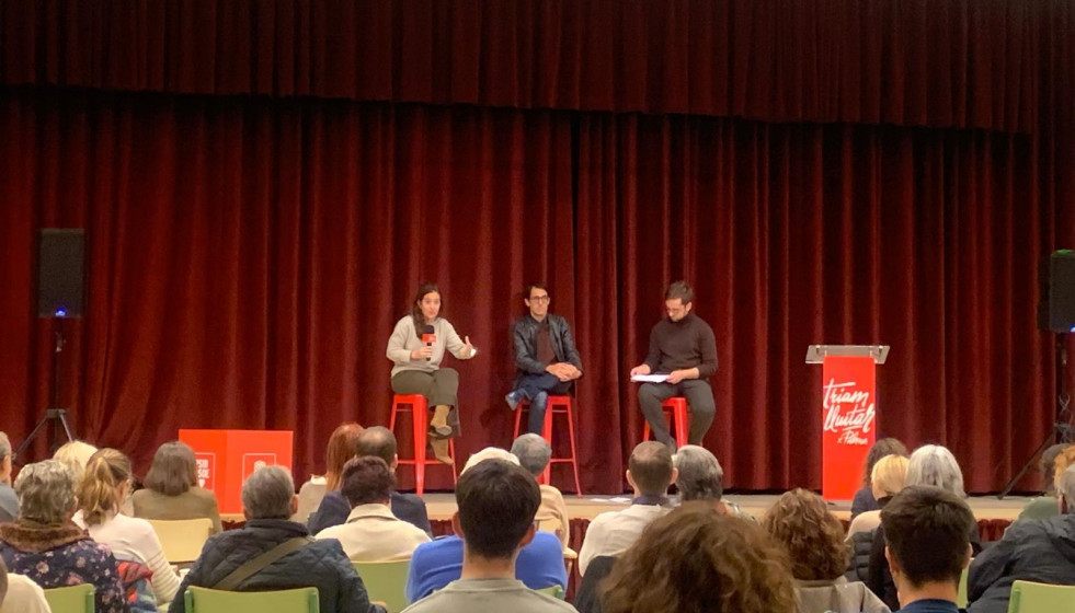 La alcaldesa de A Coruña, Inés Rey, y el secretario general de la Agrupación Socialista de Palma, Iago Negueruela, en un acto en Palma