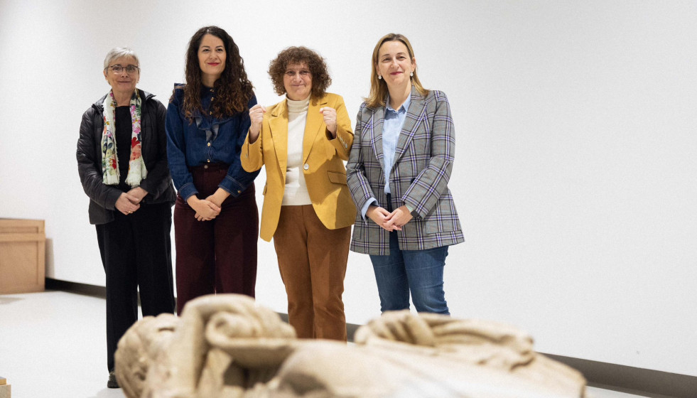 La alcaldesa de Santiago celebra la recuperación de las estatuas de Abraham y Daniel