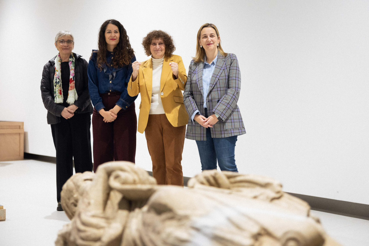 La alcaldesa de Santiago celebra la recuperaciu00f3n de las estatuas de Abraham y Daniel