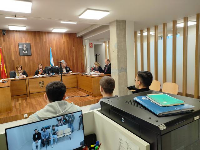 Tres jóvenes acusados de dar una paliza a otros dos chicos en Vigo, aceptan penas de 7 meses y 2 años de prisión por las lesiones que causaron.