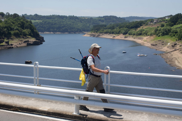 Archivo - Un peregrino realiza el Camino de Santiago, a 15 de junio de 2021, en Portomarín, Lugo, Galicia, (España). Como consecuencia de una mejoría en la evolución de la situación epidemiológica del Covid-19 en Galicia, la Xunta ha decidido permitir la