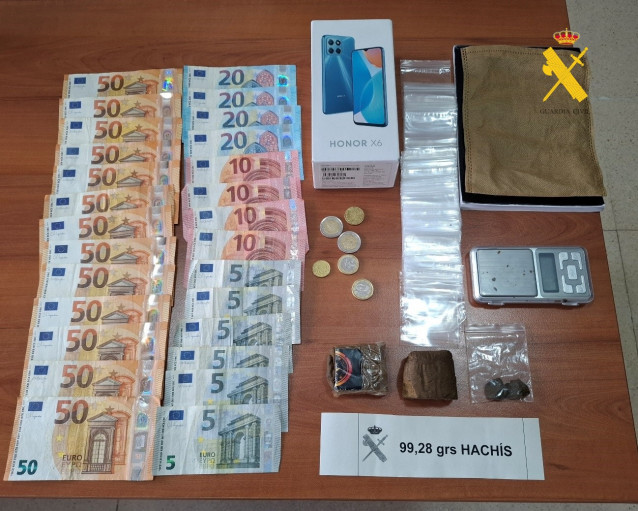 Objetos intervenidos a los dos hombres detenidos en Foz.