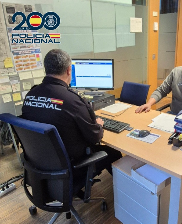 La Policía Nacional detiene a un hombre por intento de estafa contra la compañía aseguradora de su teléfono móvil.