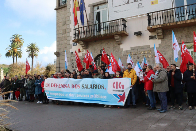 Delegadas y delegados de la CIG, concentrados este martes ante la Delegación del Gobierno en A Coruña para rechazar el acuerdo firmado a nivel estatal para el personal empleado público