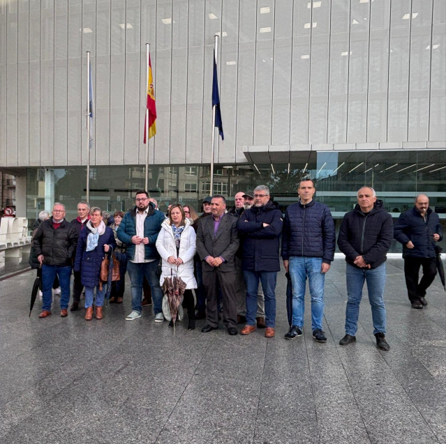Concentración de miembros de la Federación Vecinal de Vigo, junto a concejales de BNG y PP, ante la sede de la Ciudad de la Justicia de Vigo.