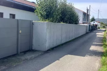 Muro de la antigua casa de Feijóo que la Justicia manda derribar