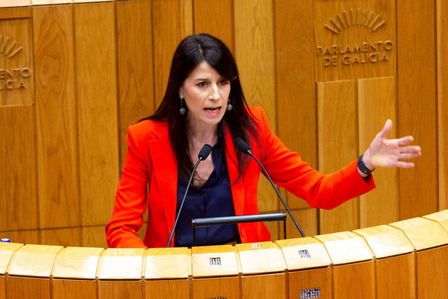 Archivo - La conselleira de Vivenda, María M. Allegue, en el pleno del Parlamento