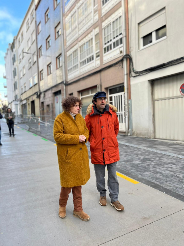 La alcaldesa de Santiago, Goretti Sanmartín, y el concejal de Obras, Xesús Domínguez