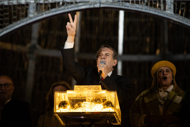 El alcalde de Vigo, Abel Caballero, inaugura el alumbrado navideño, en la Porta do Sol, a 15 de noviembre de 2025.