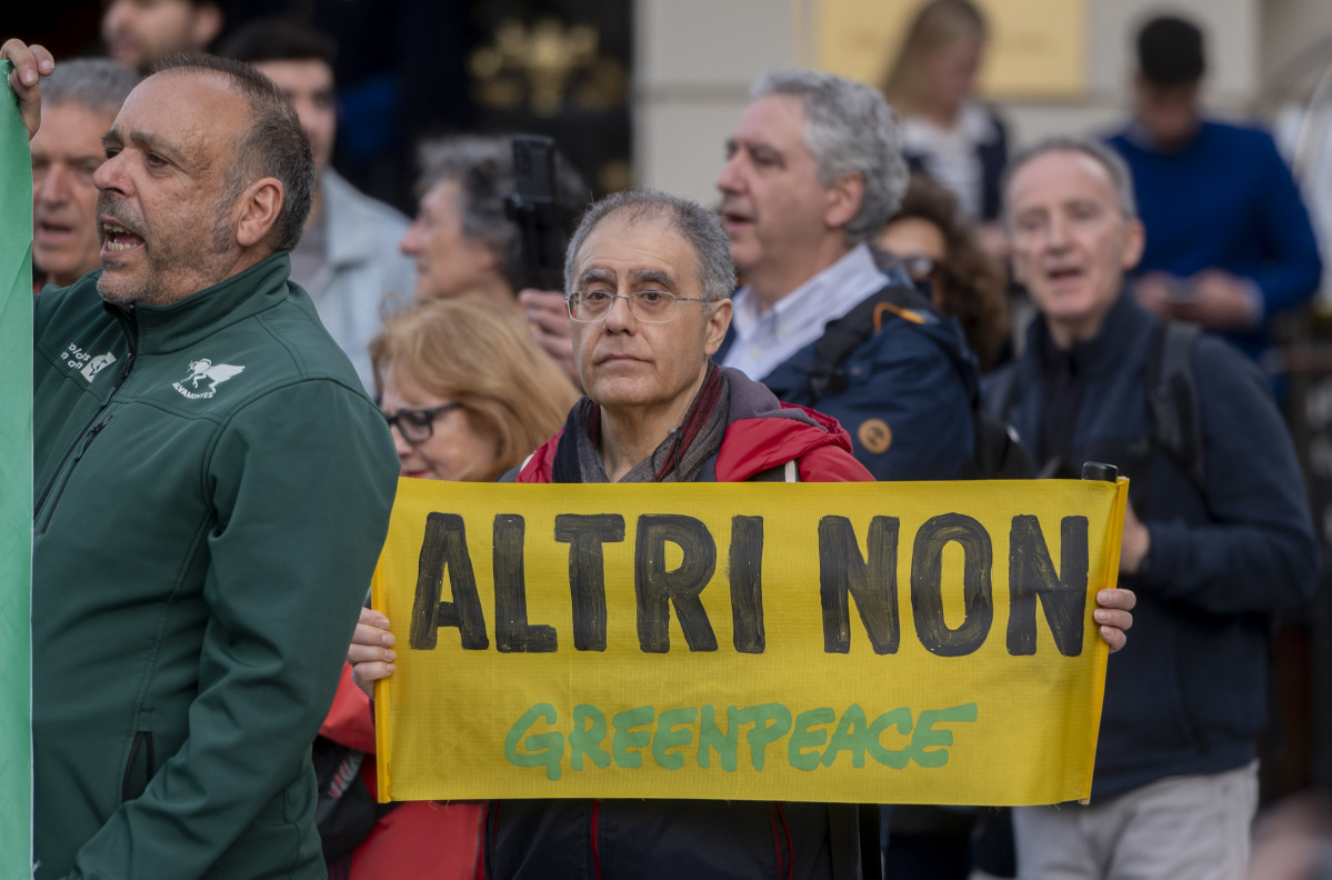 Archivo - Una persona sostiene una pancarta en una concentración contra la multinacional Altri.