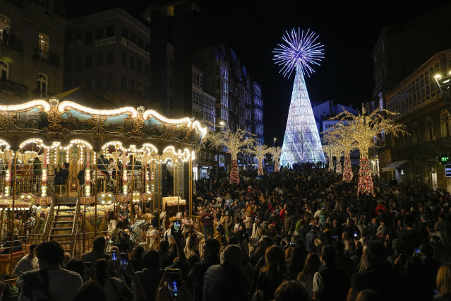 Archivo - Alumbrado navideño en Vigo, en 2024.