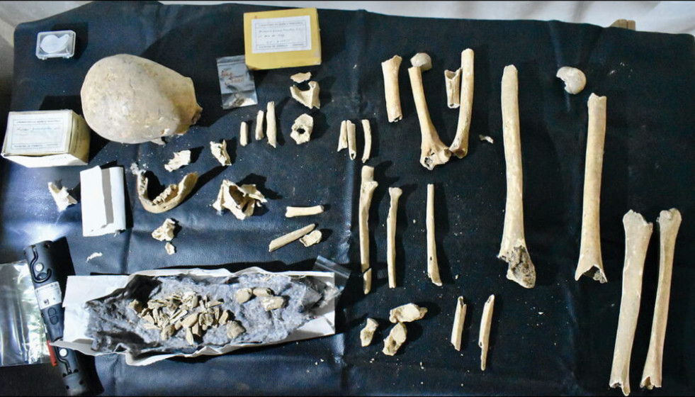 Esqueleto de Teodomiro de Iria Flavia fotografíado durante las obras de 2019 en la Catedral de Santiago en una imagen de Patxi Pérez Ramallo