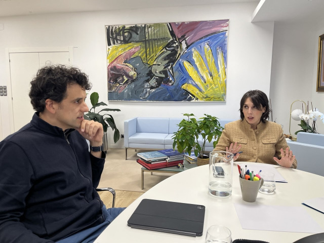 A conselleira de Economía e Industria, María Jesús Lorenzana, y el consejero delegado de Televés, Gonzalo Redondo