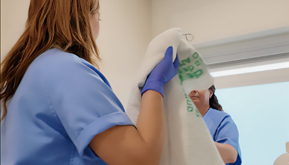 Archivo - Personal Técnico de Cuidados Auxiliares de Enfermería (TCAE). Foto de archivo