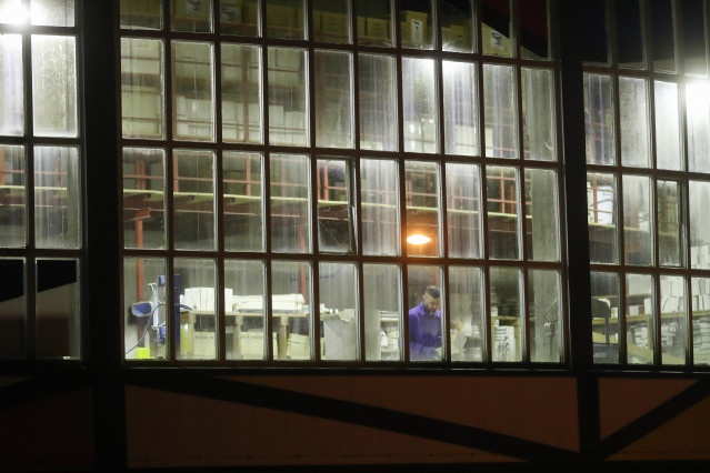 Los trabajadores vuelven a sus puestos en la fábrica de Sargadelos, a 3 de diciembre de 2025, en Cervo, Lugo, Galicia (España). La fábrica de Sargadelos reabre cinco días después de que el propietario, Segismundo García, decidiese parar la producción tras