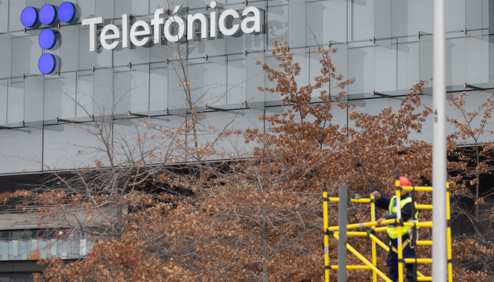 Archivo - Vista de la sede de Telefónica, a 28 de noviembre de 2023, en Madrid (España). Telefónica ha trasladado a los sindicatos mayoritarios (UGT, CCOO y Sumados-Fetico) la propuesta de aplicar 