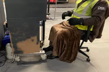 Vigilante de seguridad calentándose como puede en la estación de tren de Ourense en una foto de  archivo de FSTP USO