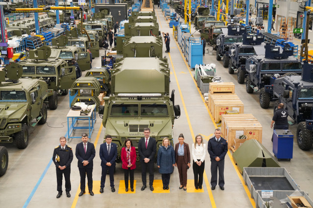 Foto de familia durante la visita a las instalaciones de URO Vehículos Especiales S.A., a 10 de noviembre de 2025, en Valga, Pontevedra, Galicia (España).