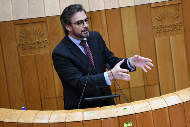 El conselleiro de Presidencia, Xustiza e Deportes, Diego Calvo, en el Parlamento