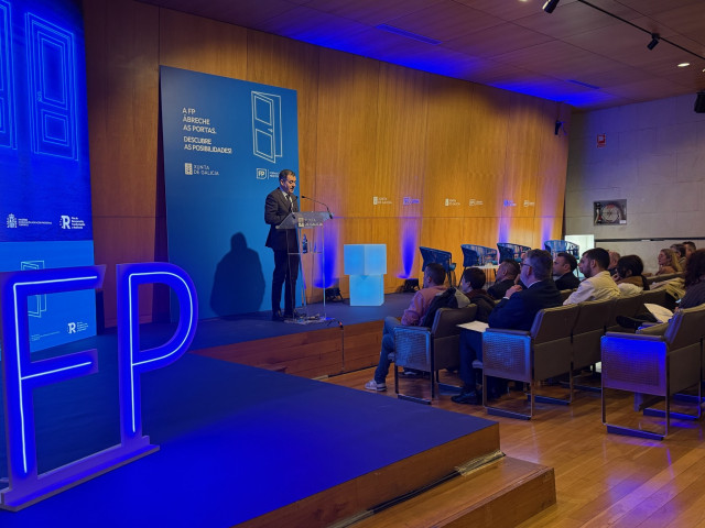 El conselleiro de Educación, Ciencia, Universidades e FP, Román Rodríguez, presenta la segunda edición de la FP acelerada