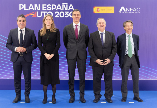 El presidente de Anfac, Josep María Recasens; la vicepresidenta tercera y ministra para la Transición Ecológica y el Reto Demográfico, Sara Aagesen; el presidente del Gobierno, Pedro Sánchez, y el ministro de Industria y Turismo, Jordi Hereu.