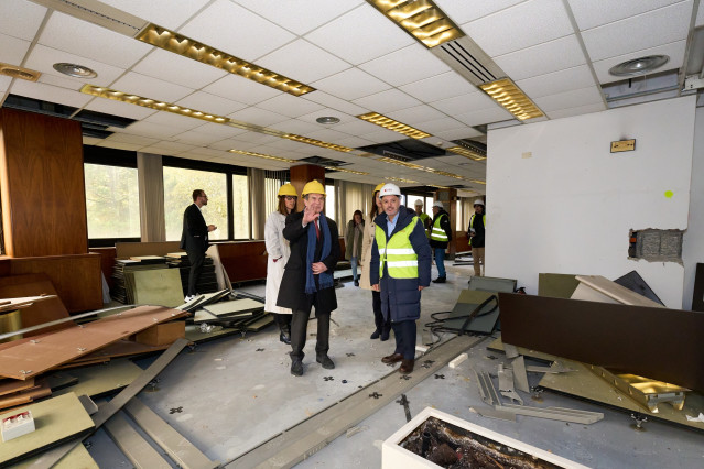 El Alcalde De Vigo, Abel Caballero, Y El Delegado De Zona Franca, David Regades, Supervisan El Inicio De Las Obras De Demolición De Uno De Los Edificios Del Complejo De López Mora, Que Albergará El Vgotic Global HUB.