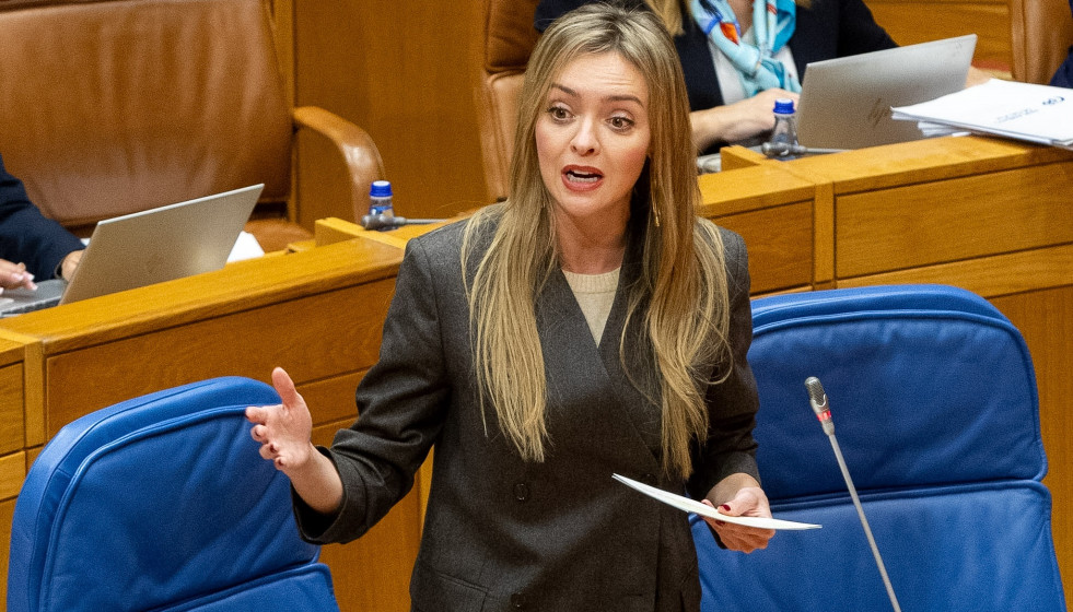 La conselleira de Política Social e Igualdade, Fabiola García, en el pleno del Parlamento de Galicia.