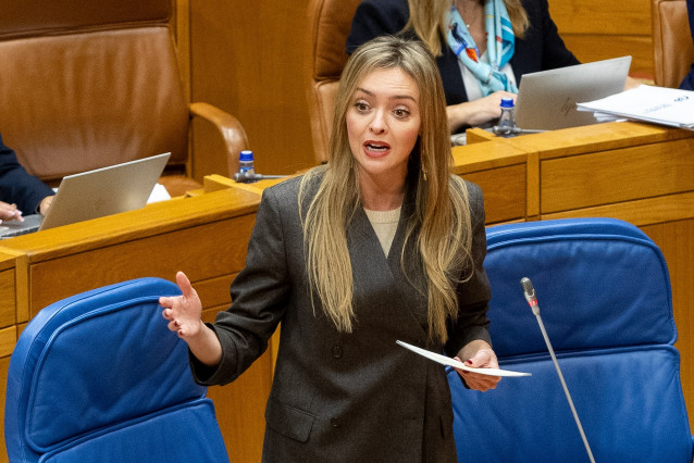 La conselleira de Política Social e Igualdade, Fabiola García, en el pleno del Parlamento de Galicia.