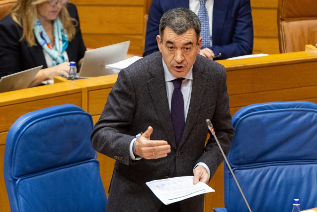 El conselleiro de Educación, Román Rodríguez, responde a una pregunta en el pleno del Parlamento de Galicia.