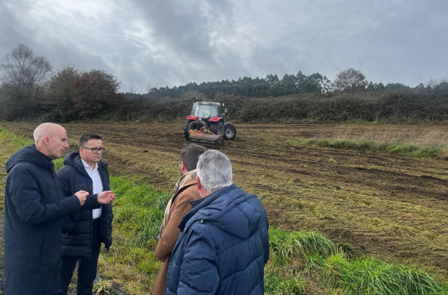 El conselleiro de Emprego, José González, en visita a Curtis